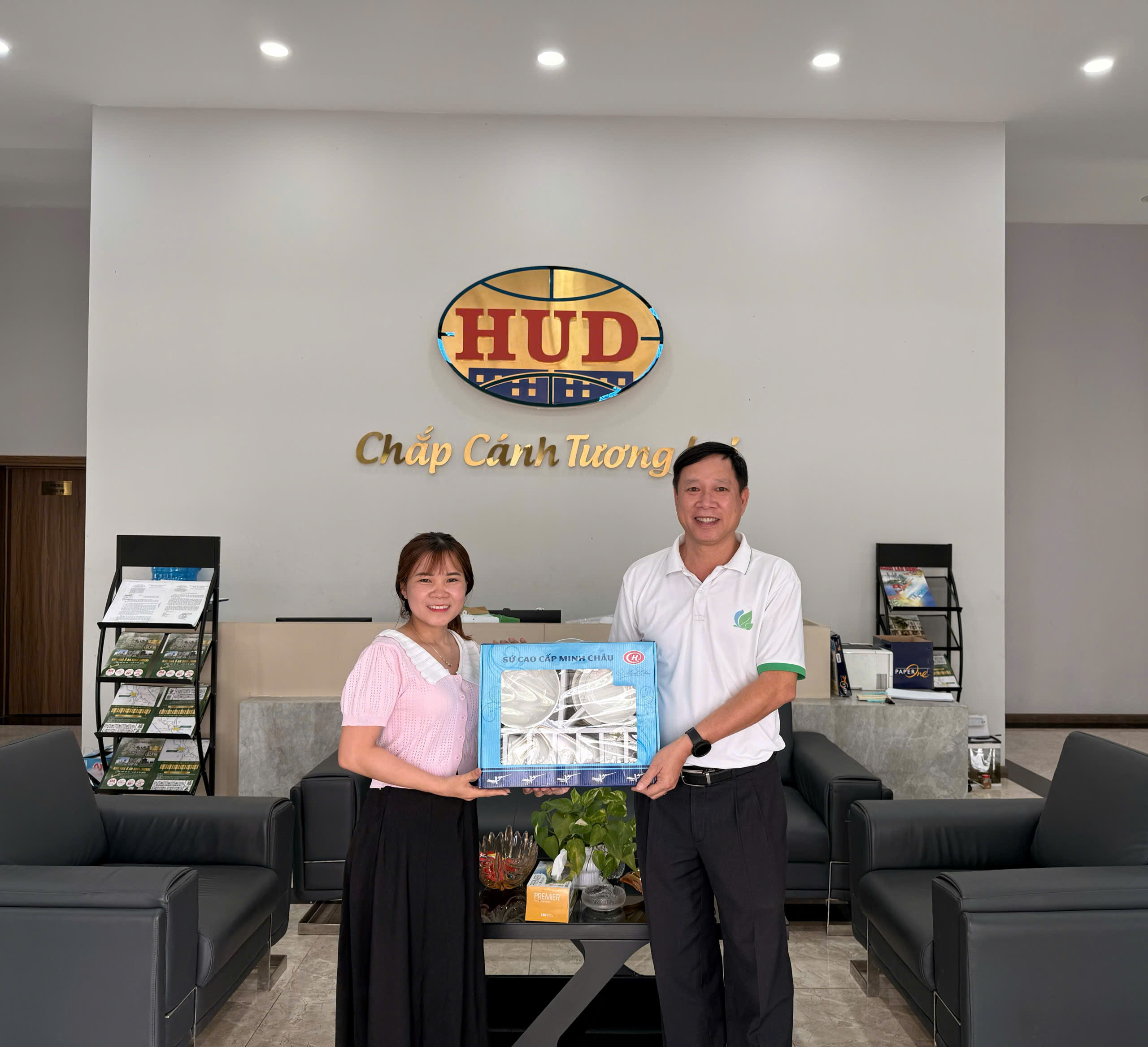 Đại diện Phòng Kinh doanh Ban QLDA số 8 tặng quà cho khách hàng ký hợp đồng mua nhà ở xã hội